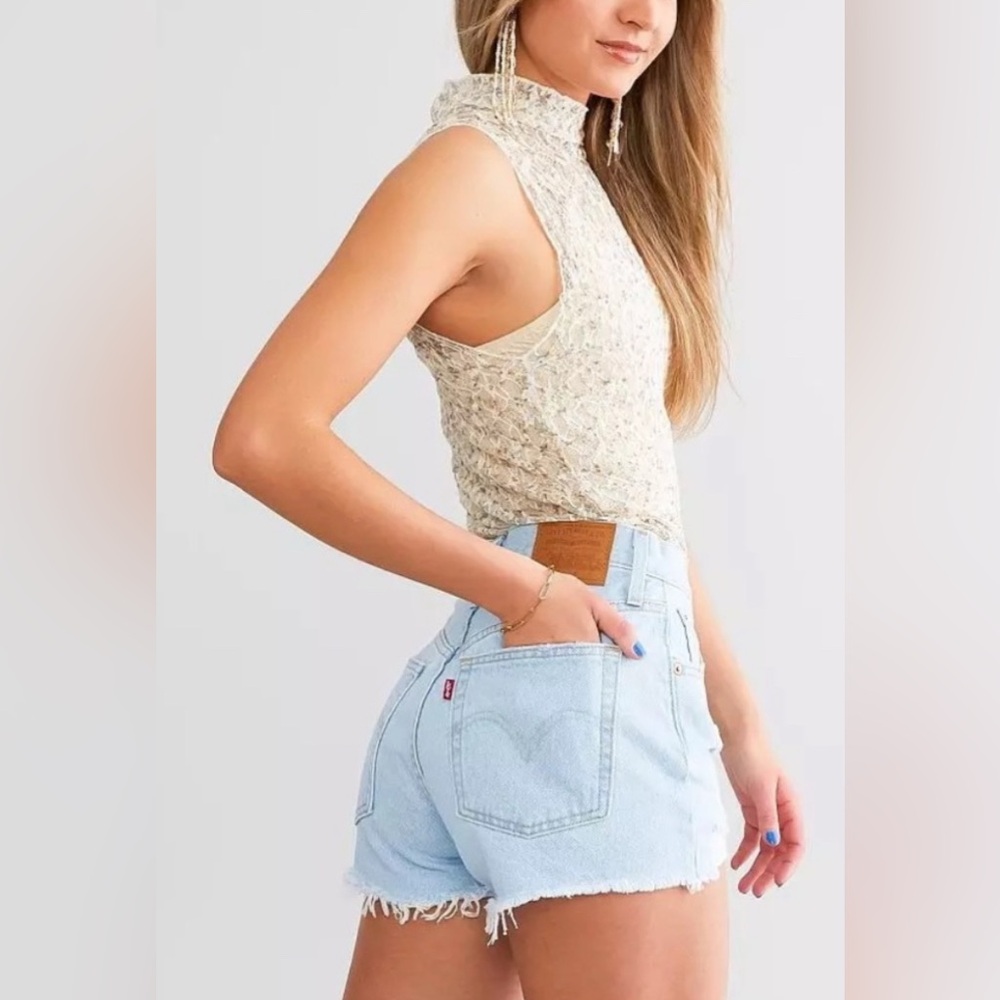 NWT Levi’s 501 High Rise Fitted Distressed‎ Denim Shorts in Blue - 30